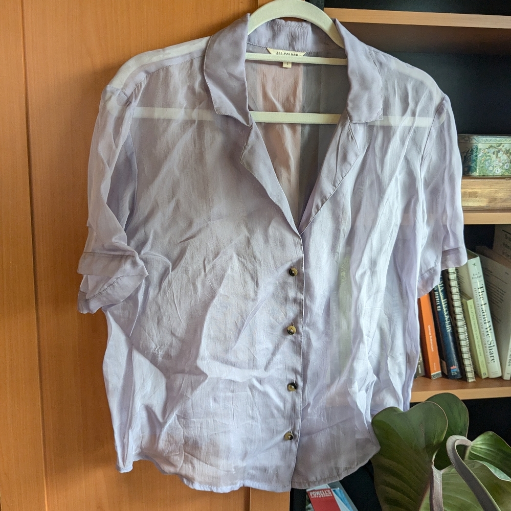 Ali Golden SHEER NOTCH COLLAR TOP - MUTED LILAC × L